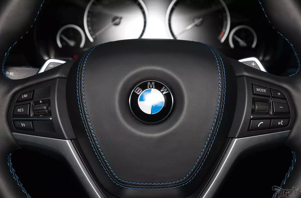 BMW X6. Пошив дизайнерского потолка, руля и установка цветных ремней безопасности!